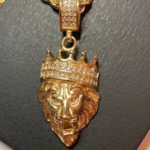 NWT Men’s gold tone stainless steel crystal crowned lion pendant necklace